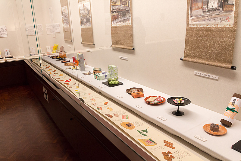 京菓子資料館には製法や使われる道具、品評会に出店して受賞した作品などが数多く展示されている。展示されている作品は粉糖と寒梅粉（もち米粉）によって製作されたものだ。なお、こちらの施設内は撮影禁止となっているが、今回は特別に許可を得て撮影させてもらっている