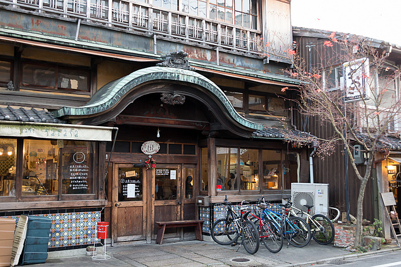 外観からして銭湯そのままのカフェ「さらさ西陣」