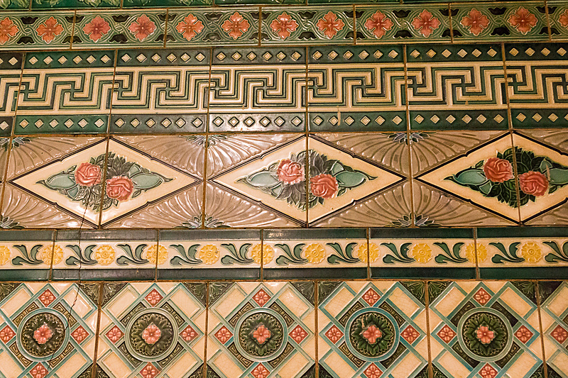 店内は精巧に作られた和製マジョリカ・タイルがびっしりと貼られており、ノスタルジックな空間を演出