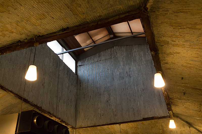 大浴場を取り壊さず、その上に板を敷いただけの内装なので、天井には換気窓、床下には浴槽といったものが残されている