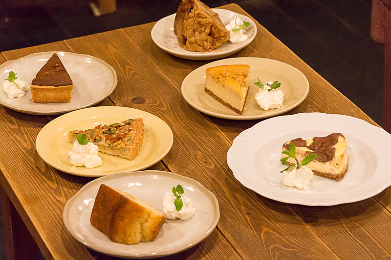 濃厚な味に仕上げられたケーキも女性客に大人気