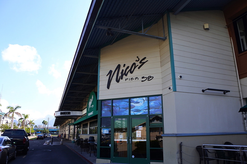 「Nico's PIER 38」は、漁港の中でも目立つ外観のため初めてでも訪れやすい