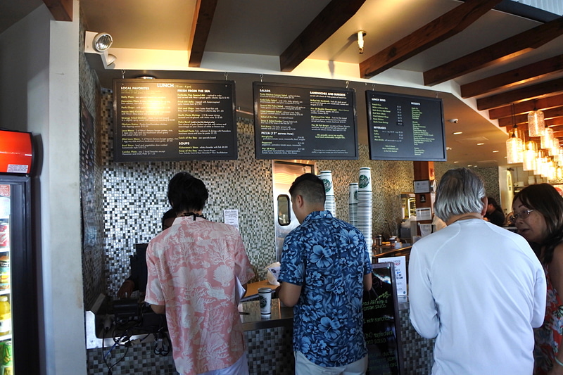 入口を入りレジのスタッフに声をかけてメニューをもらおう