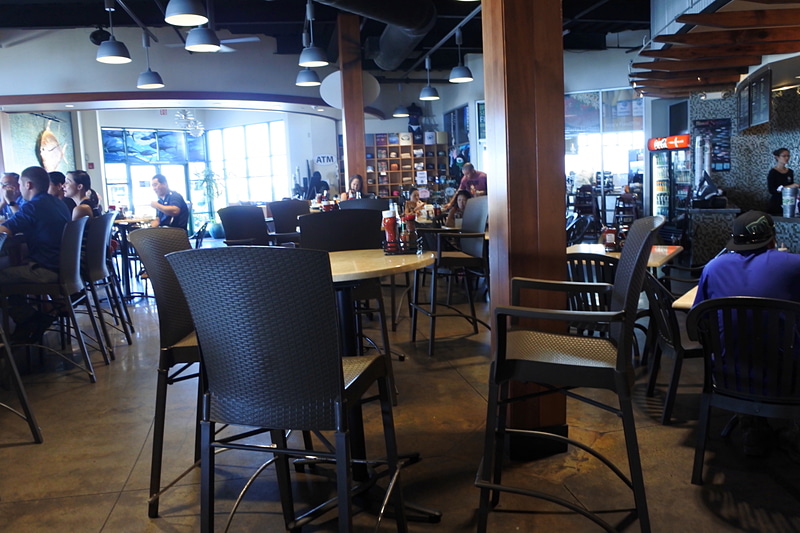 レストランエリアはかなり広々。バーカウンターや海を眺められるエリアも