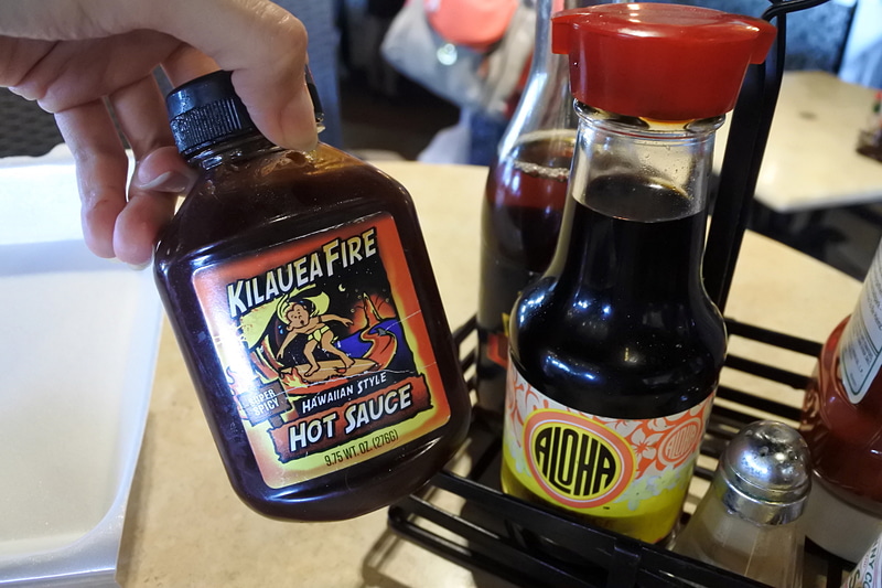 テーブルに用意されている各種調味料の数々