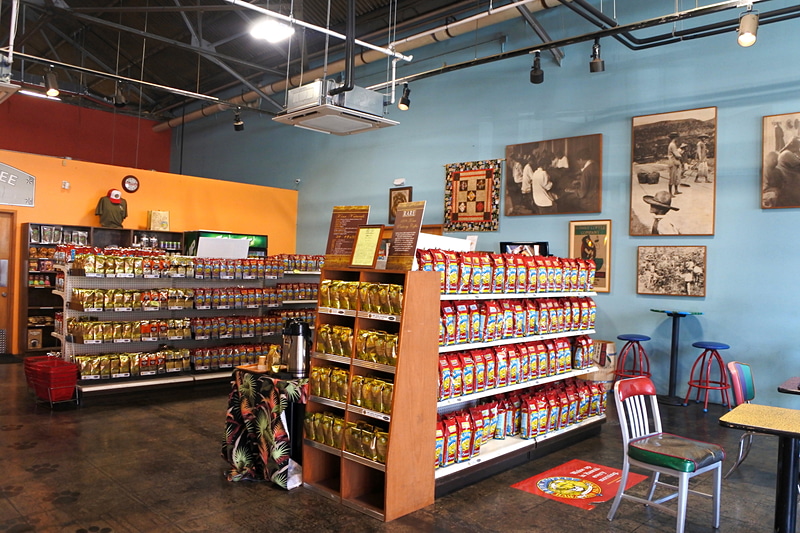 カフェとショップが併設されたファクトリーの店内