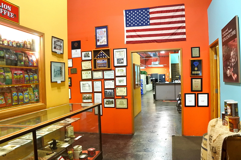 店舗を抜けてオフィスゾーン方面へ向かい受付を