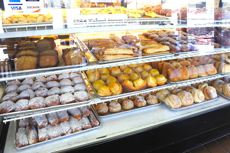 出来立てのペイストリーが美しく並んでいる