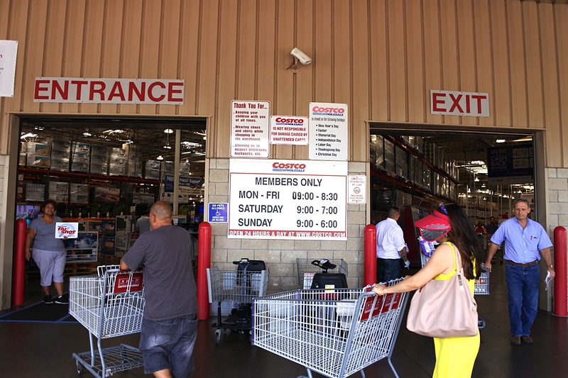Pier 38から道路沿いに10分ほど歩き「COSTCO Iwilei Warehouse」へ
