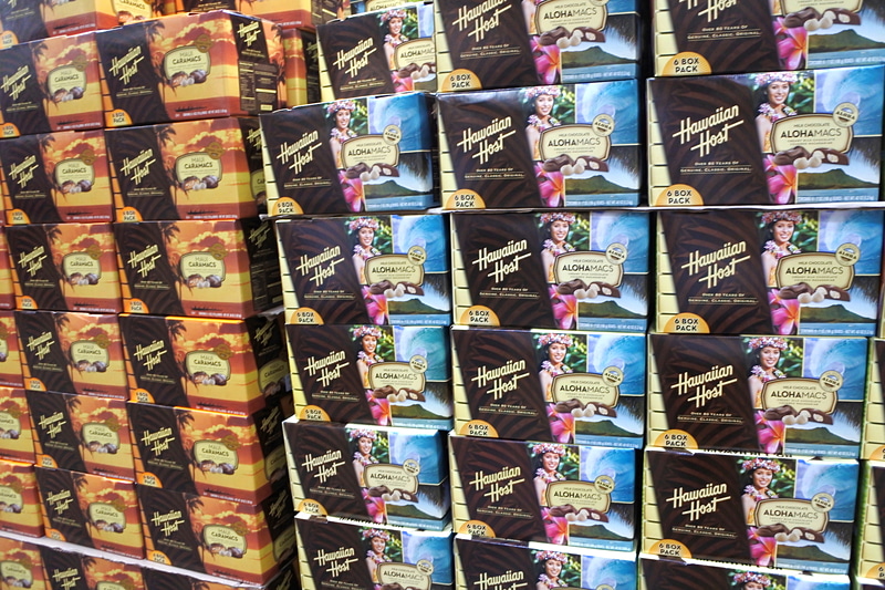 バラマキ用のお土産にぴったりのチョコレートやマカデミアなどが大量に