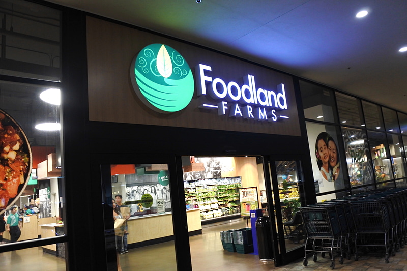 「アラモアナセンター」の西ウィング内に「Foodland FARMS」がある