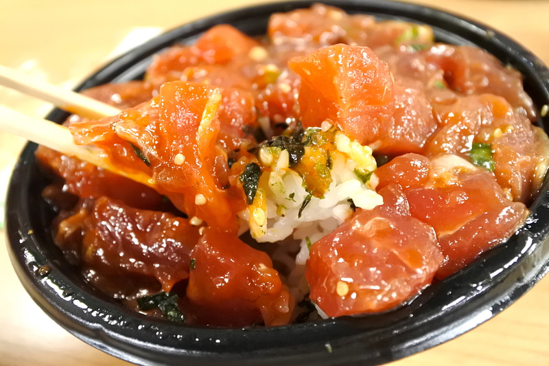 「POKE AHI SHOYU POKE」と「POKE AHI SECRET SPICY POKE」を熱々ご飯に