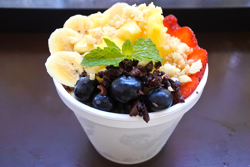 こぼれるほど、こんもりと盛られた自社農場産フルーツたちとカカオニブがポイントの「Acai Bowl 」
