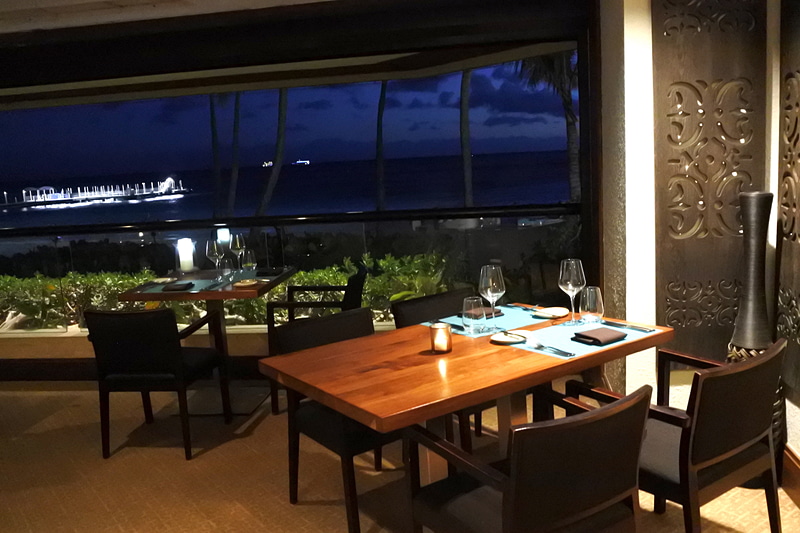 ビーチに面したオープンエアーな空間でバケーションらしいひとときが過ごせる「バリ・ステーキ＆シーフード」