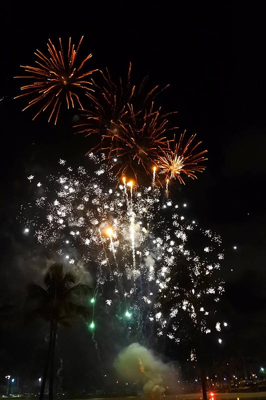 毎週金曜日には花火がビーチで打ち上がり、ディナーを楽しみながら観ることもできる