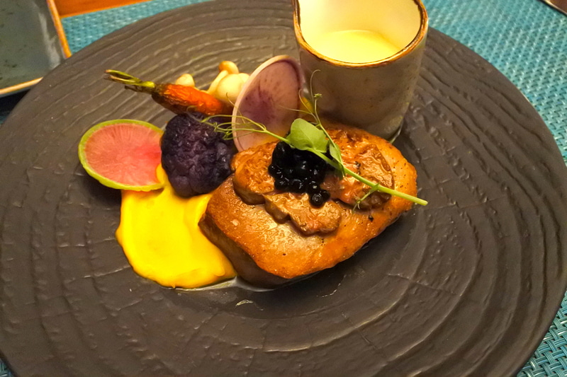 フォアグラやキャビアをメインにパンプキンマッシュで季節感もプラスした贅沢な1皿