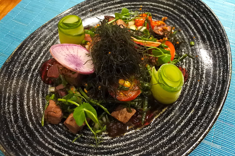 サラダとして味わえるがジューシーな肉の存在感も十分な「米国産和牛のポケ」