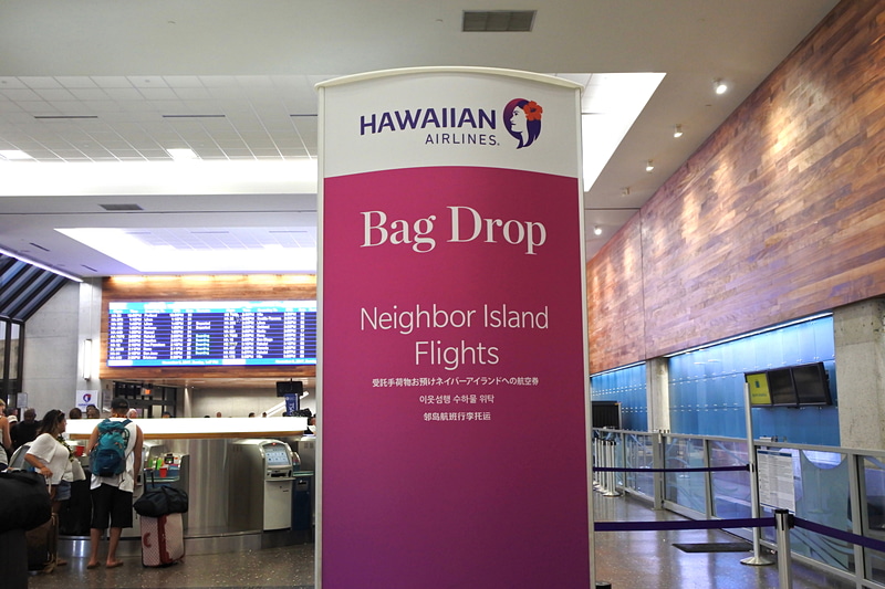 近隣の島へ向かう利用者向けの“Bag Drop”でスーツケースを預け入れ