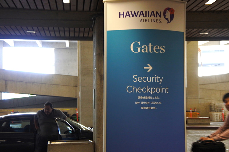 一端外へ出てから隣の保安検査場へ