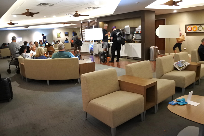 大きめのソファー等が多数置かれ出発を待つ利用者で混雑していた