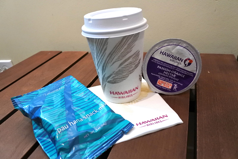 コーヒー、スナックとパック入りのジュースをいただいた