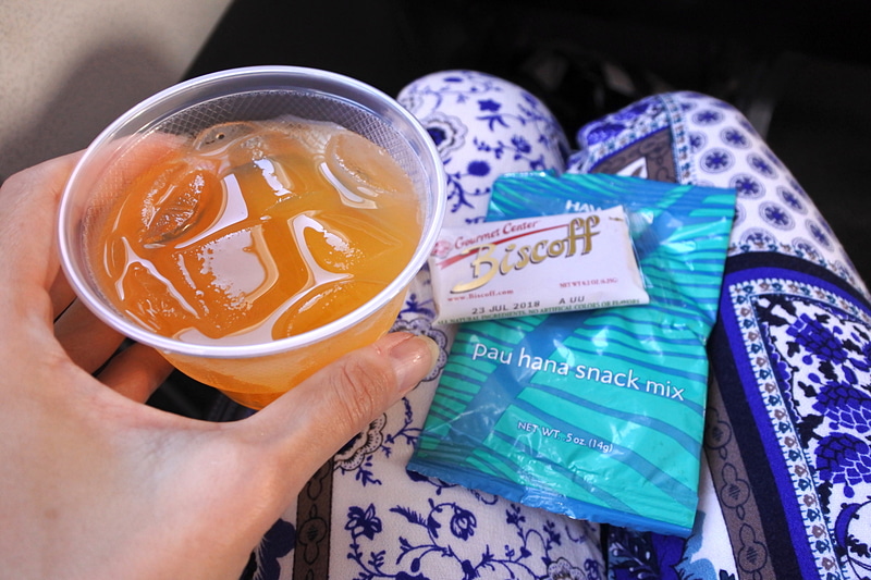 機内サービスはハワイアンジュースとスナック各種