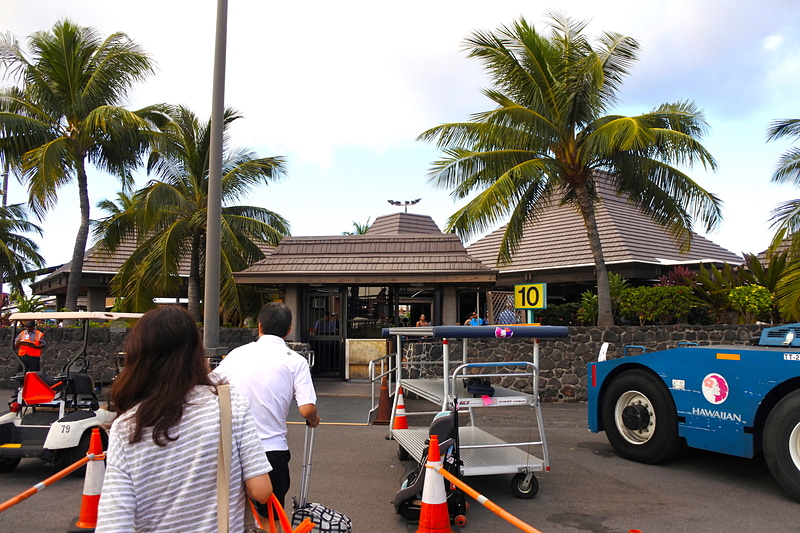 エリソン・オニヅカ・コナ国際空港に到着