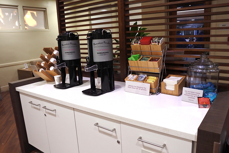コーヒーや紅茶などのドリンクサーバーなどダニエル・K・イノウエ国際空港と同様