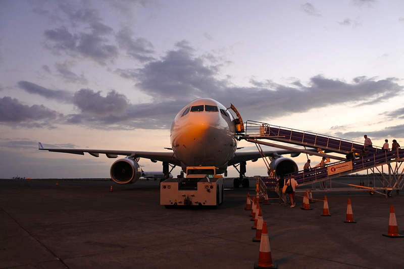 夕日に染まるエアバスA330-200型機“Hanaiakamalama”