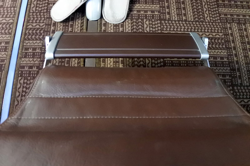 足元にはフットレストがあり、シート横のスイッチで作動