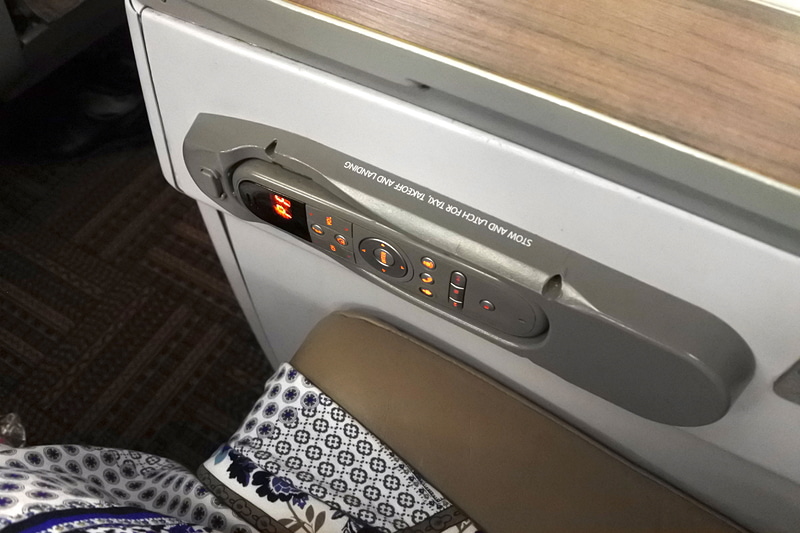 コントローラはアームレストと右側に装備