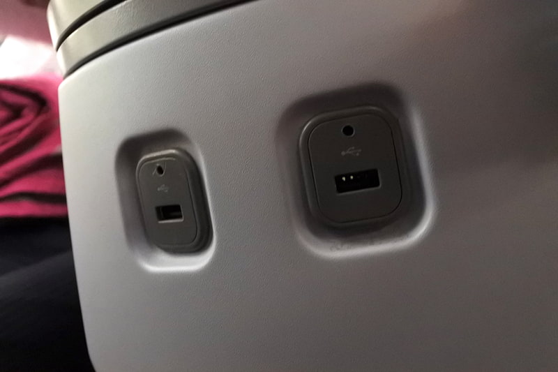 USB端子やユニバーサル電源はアームレスト周辺に集約