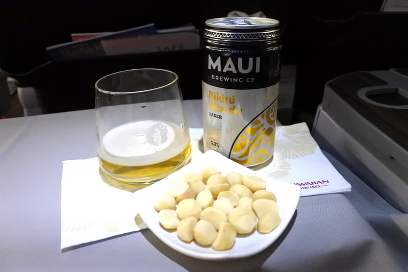 マウイブリューイングカンパニーの「ビキニブロンド」とマカデミアナッツでまったり