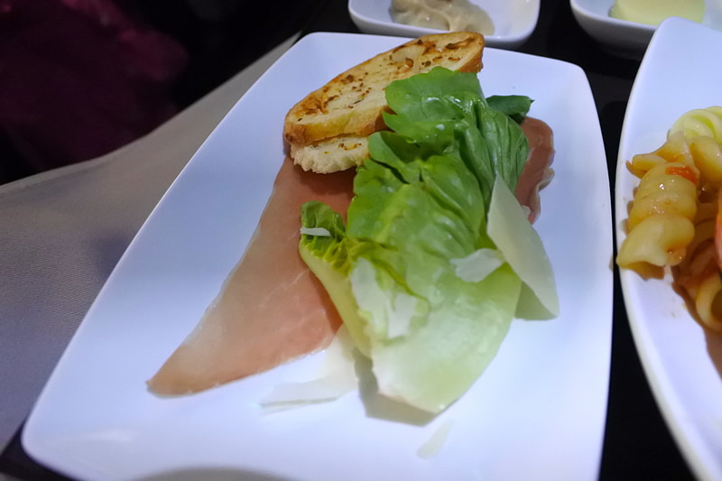 プロシュートの塩加減がちょうどいい「ベビーロメインレタスのサラダとプロシュート」