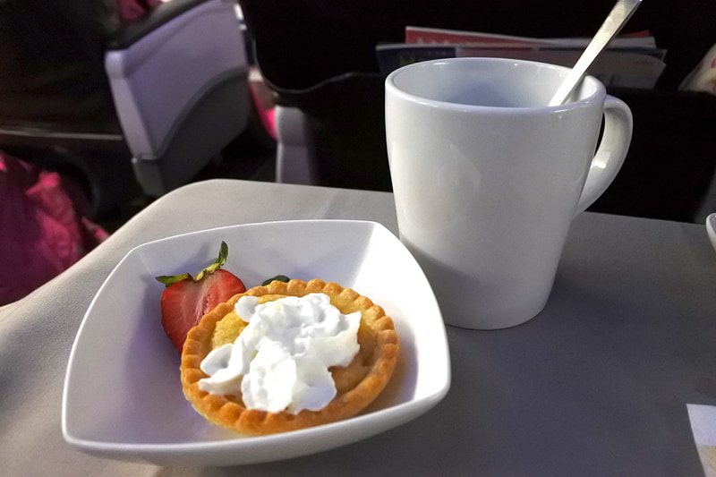 デザートは「Hawaiian Pie Company」の「冷製ミニパッションペアーパイ」を緑茶で