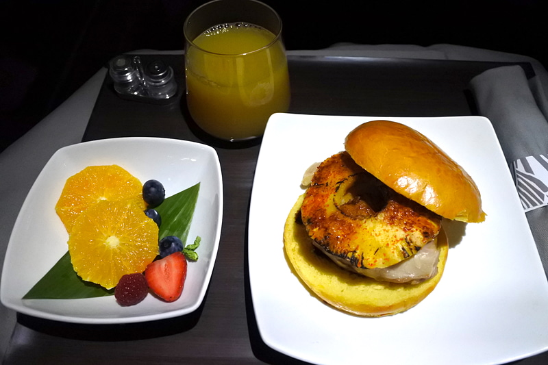 「チキンの照り焼きとパイナップルサンドイッチ」「季節のフレッシュフルーツ」