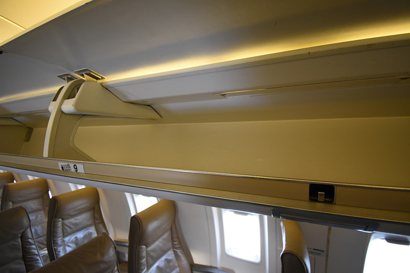 初代塗装のCRJ200型機を抱いたクマのぬいぐるみ（退役記念ベア）がツアー参加者を機内で迎える