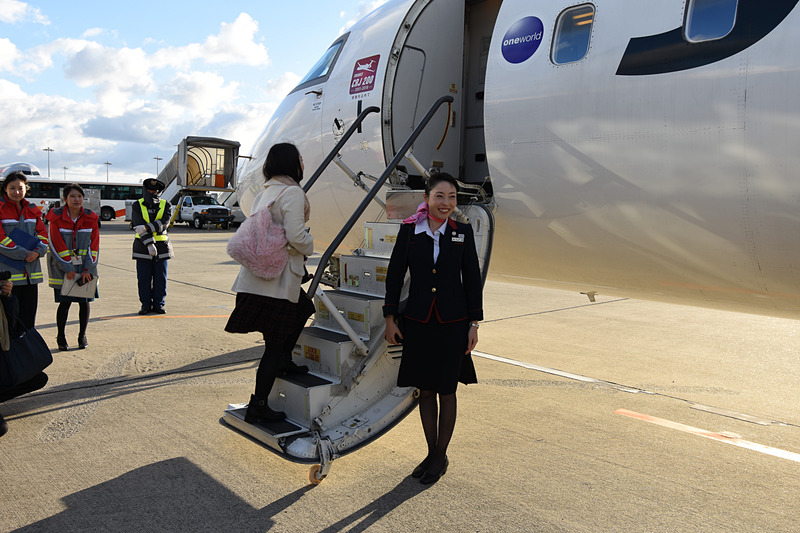 参加者を乗せたバスが到着。搭乗していく