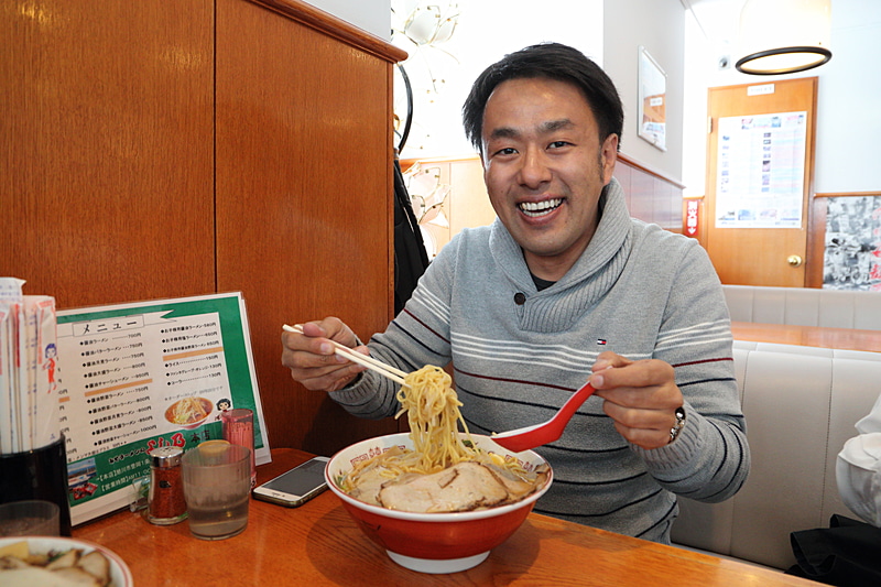「みそチャーシューメン」（1000円）に特別にバターを乗せてもらった。大ぶりチャーシューの下にはもやしや挽肉、メンマなどがたっぷりと隠れている。この量でも大盛りではない