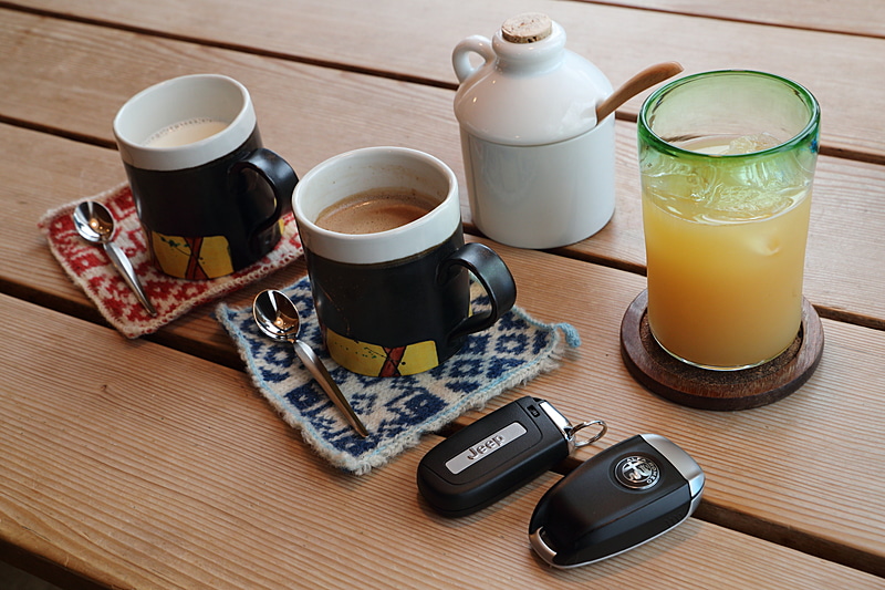 カントリー調の店内では、美瑛町の牧場の牛乳を使ったびえいミルク（税別370円）やびえいミルクのカフェオーレ（税別430円）、100％天然果汁ジュース（税別380円）なども味わえる