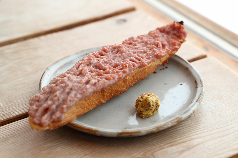 腸詰めする前のソーセージをフランスパンに塗って焼いた「薫人（かりっと）」（税別330円）