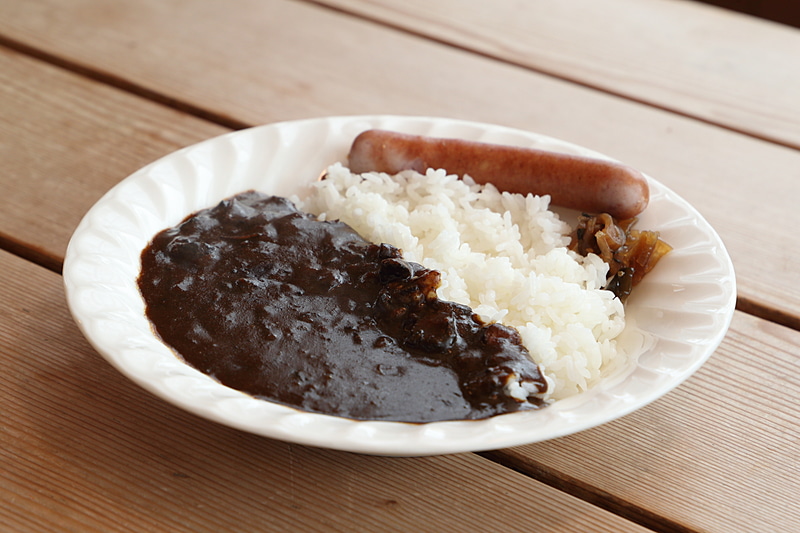 人気の「ホビットカレー」（税別930円）はソーセージがまるまる1本乗っており、カレーはとてもコクのある味わいだった