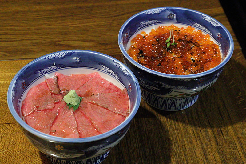 写真左から「和牛ローストビーフ丼」（税別1980円）、「いくら丼」（税別2000円）。2017年はいくらが不作だったため、いくら丼の値段は変わるとのこと