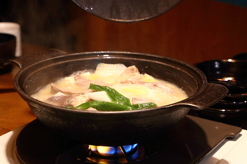 鹿、鴨、鶏の肉が入った「山ぞく鍋」は、2人前で税別3300円