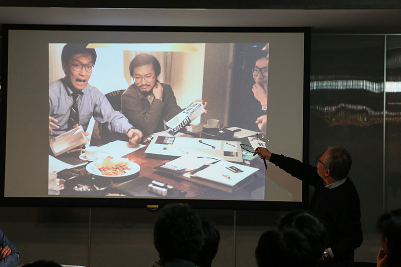 スライドの写真の左端が「私をスキーに連れてって」で監督を務めた馬場康夫氏。「気まぐれコンセプト」では原作も担当しており、右端に写っているのが作画を担当した松田充信氏