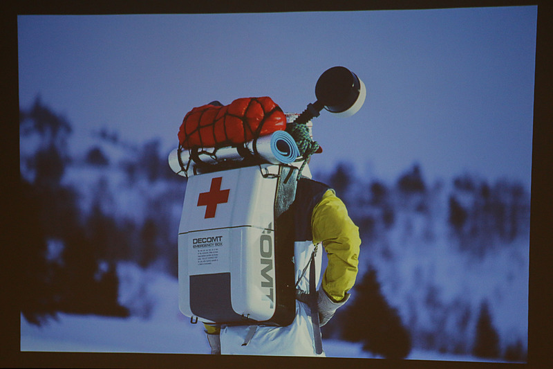 劇中に登場する2つのライトが印象的な背負子。「考えたのは私です！」と城井信正氏