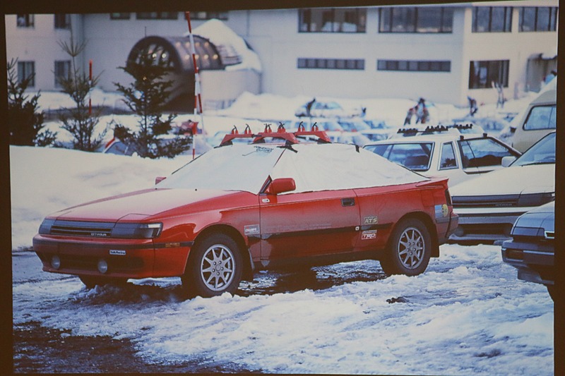 劇中のクルマは、当初の予定では某社の有名なオフロードSUVになる予定だったが諸事情で使えず、トヨタ自動車のセリカになった