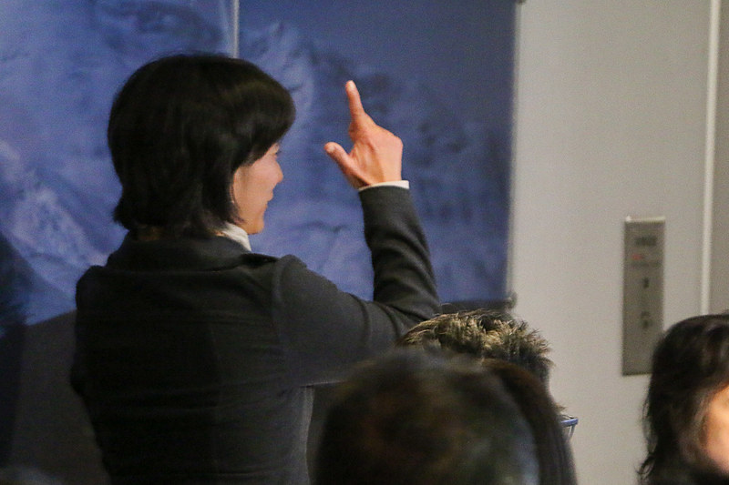 「バーン」の後ろ姿の人が登場