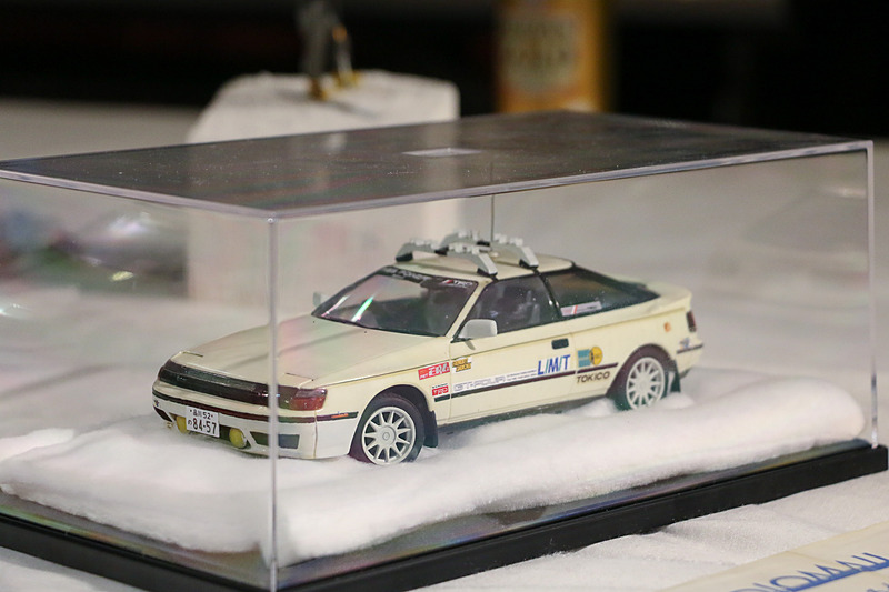 劇中のクルマは、当初の予定では某社の有名なオフロードSUVになる予定だったが諸事情で使えず、トヨタ自動車のセリカになった