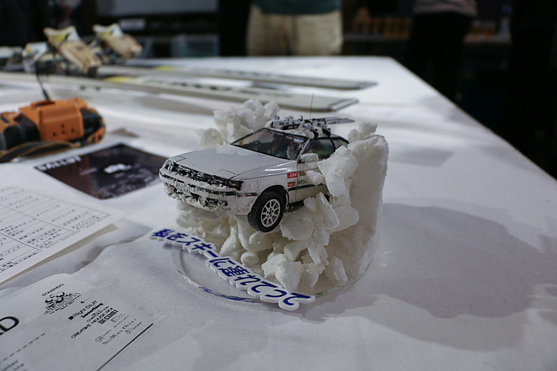 劇中のクルマは、当初の予定では某社の有名なオフロードSUVになる予定だったが諸事情で使えず、トヨタ自動車のセリカになった